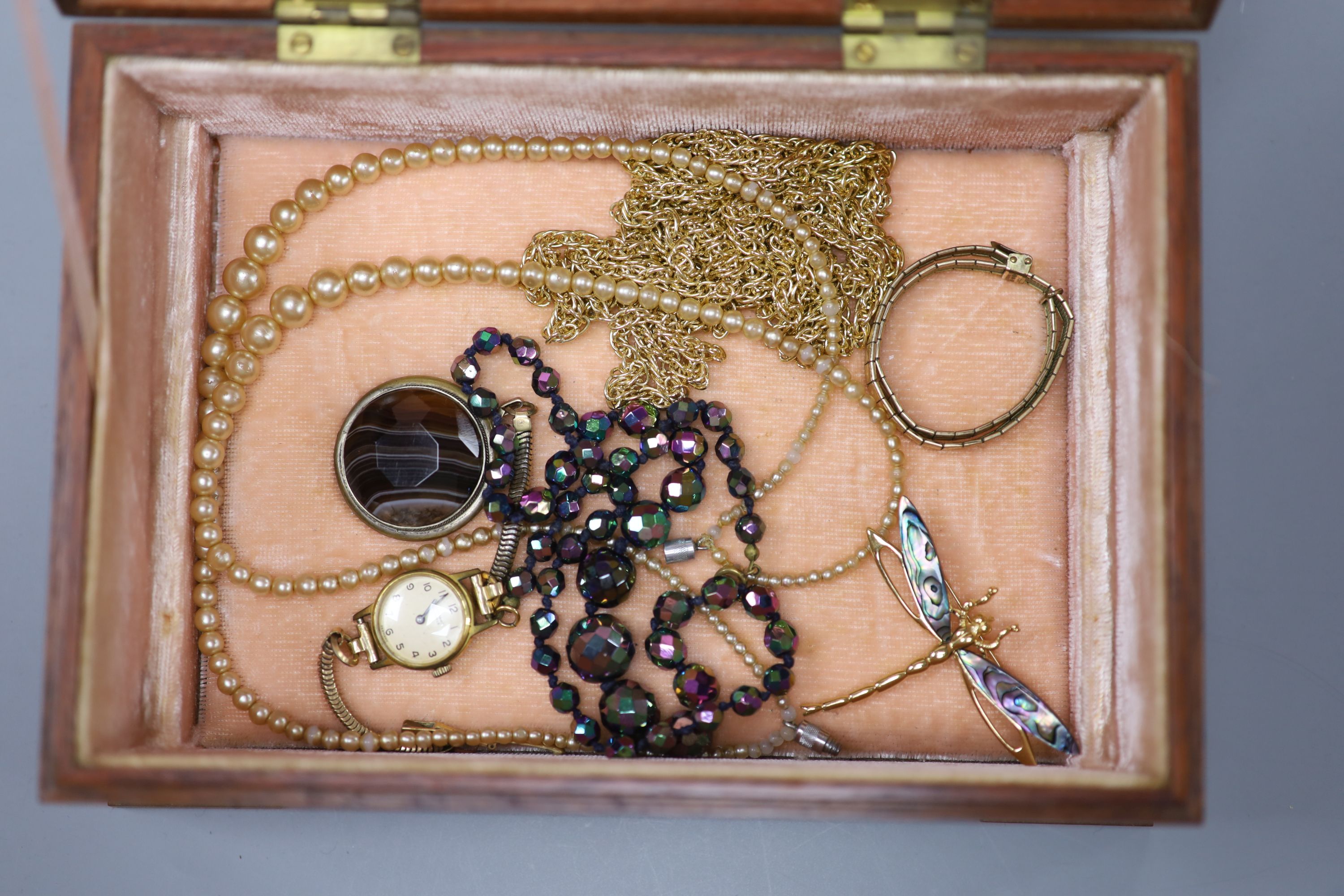 A cherry amber/Bakelite bead necklace, a small quantity of silver and costume jewellery, a silver propelling pencil, miscellaneous items, etc.